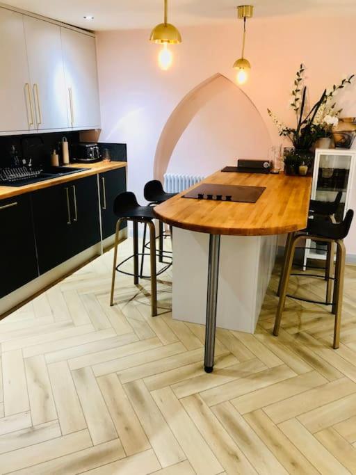 The Chapel : Superb 2 Bed Flat In Historic, Location! *